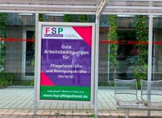 Plakate an Straßenbahnhaltestellen - Werbung für FSP Pflegedienst Stellenangebote